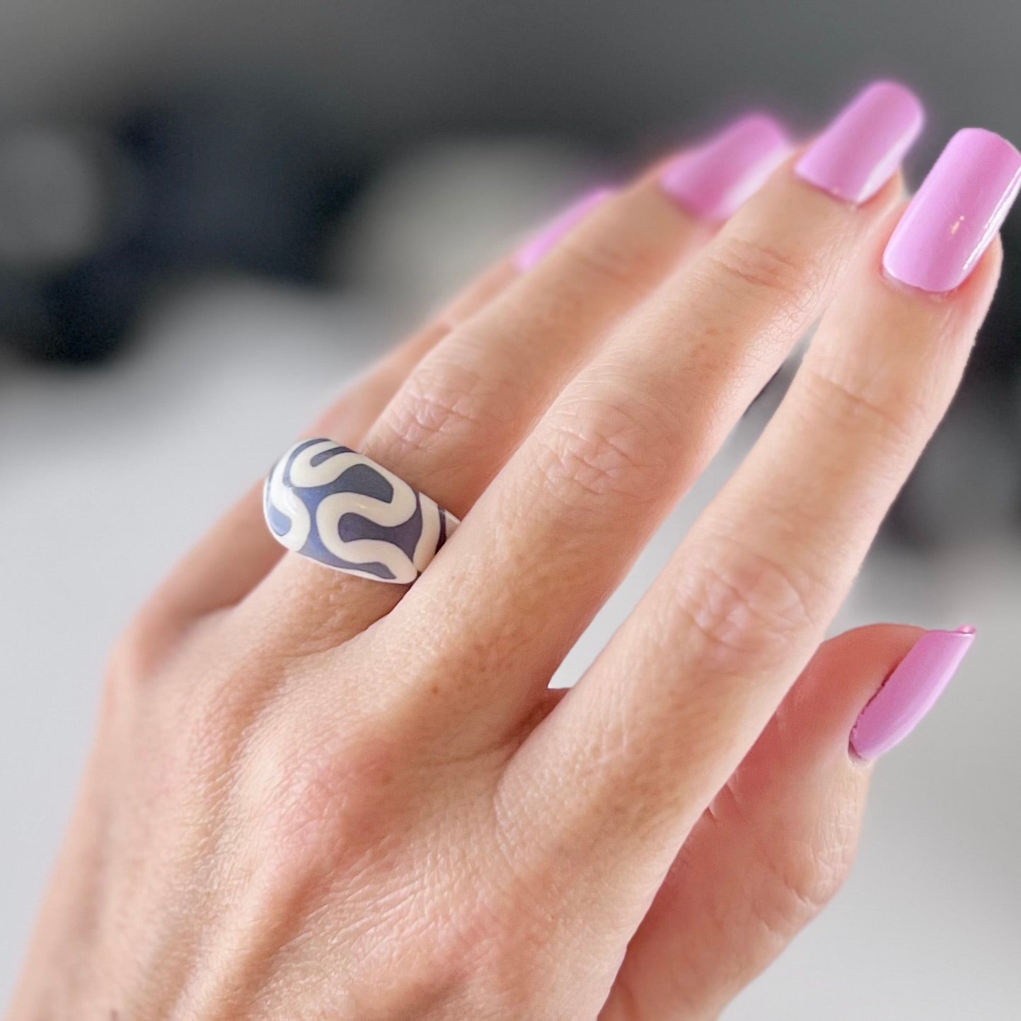 Chunky ring blue white squiggle