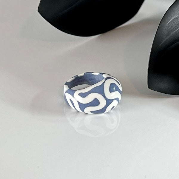 Chunky ring blue white squiggle