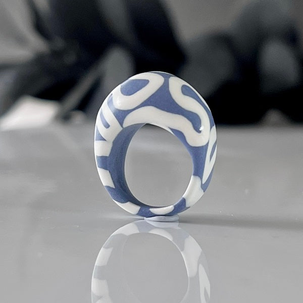 Chunky ring blue white squiggle