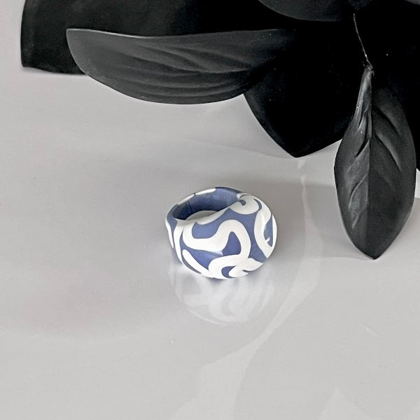 Chunky ring blue white squiggle