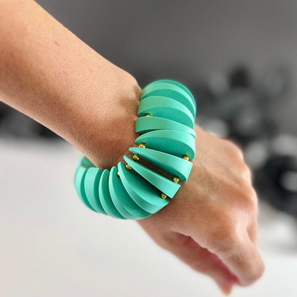 Chunky segmented bracelet wavy blue green