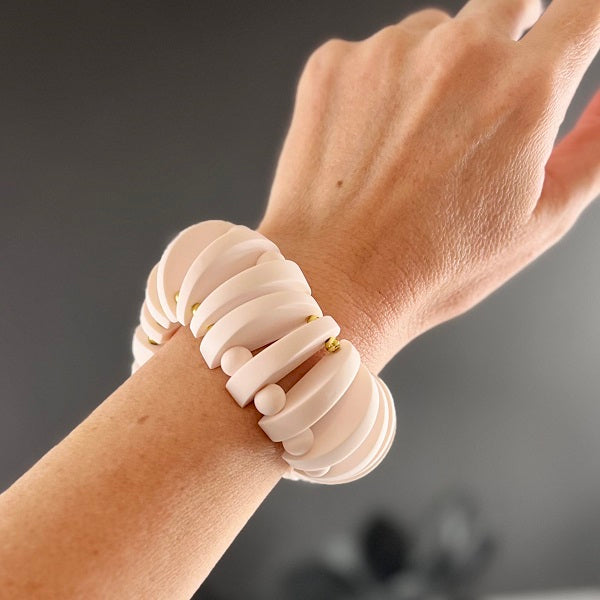 Chunky segmented white bracelet wavy 