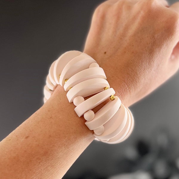 Chunky segmented white bracelet wavy 