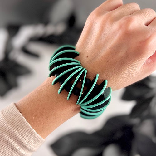 Green blue stretch wavy bracelet