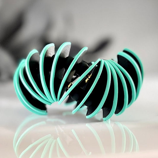 Green blue stretch wavy bracelet