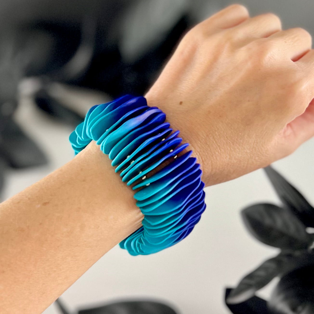 Blue organic chips stretch bracelet