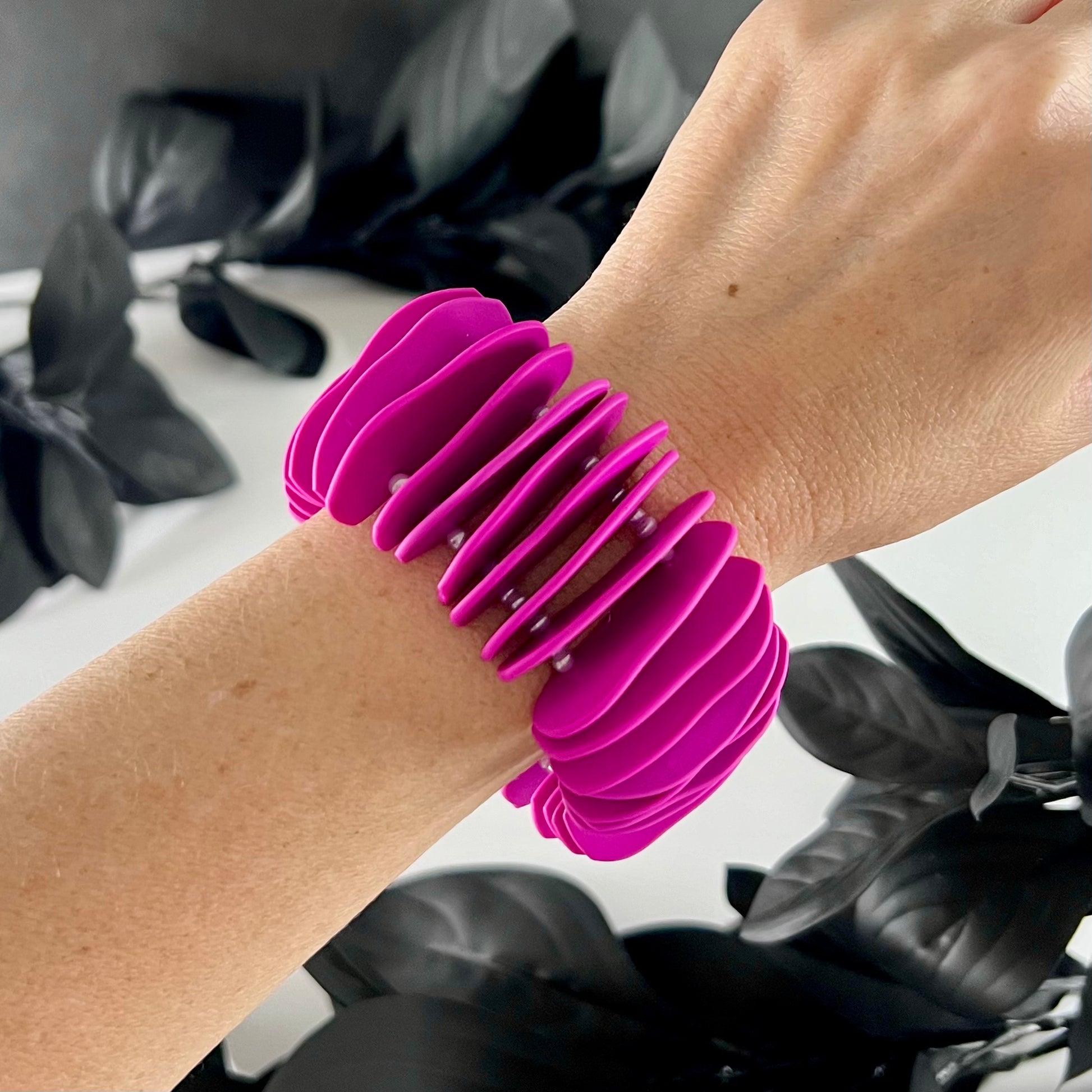 Pink organic chips stretch bracelet