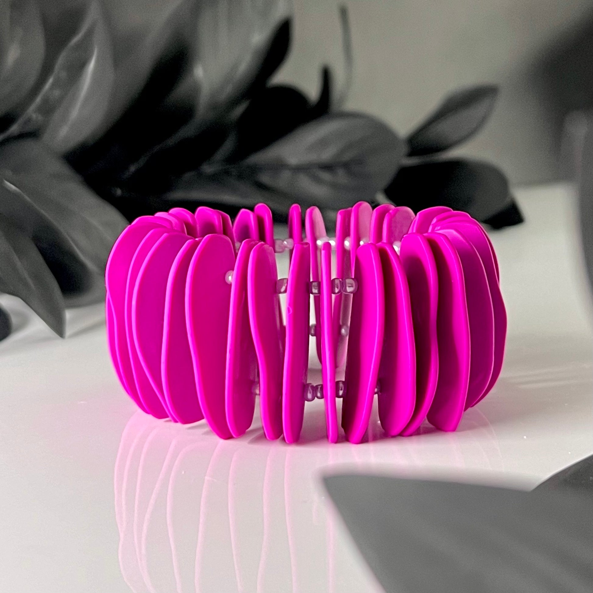 Pink organic chips stretch bracelet