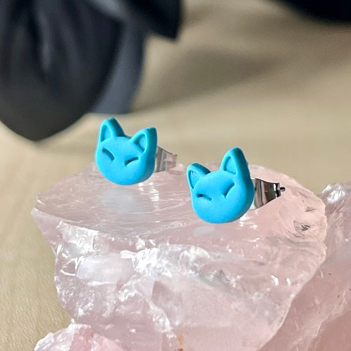 Small cat stud earrings blue