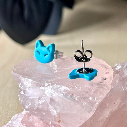 Small cat stud earrings blue