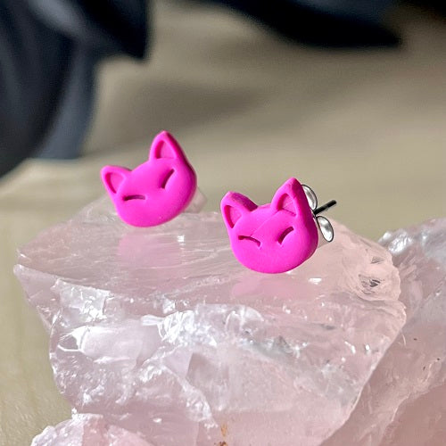 Small cat stud earrings pink