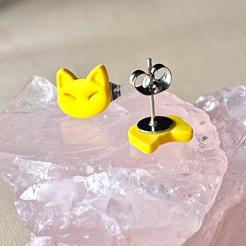 Small cat stud earrings yellow