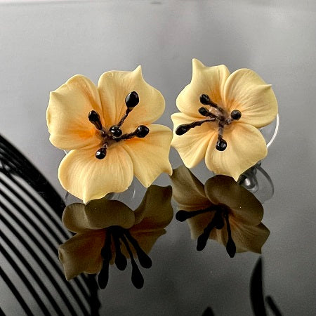 stud earrings flower butter yellow