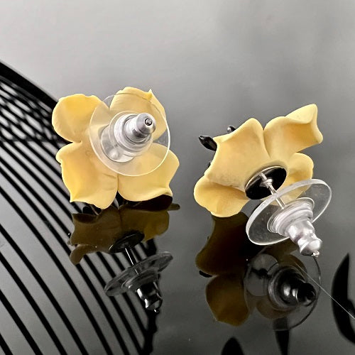 stud earrings flower butter yellow