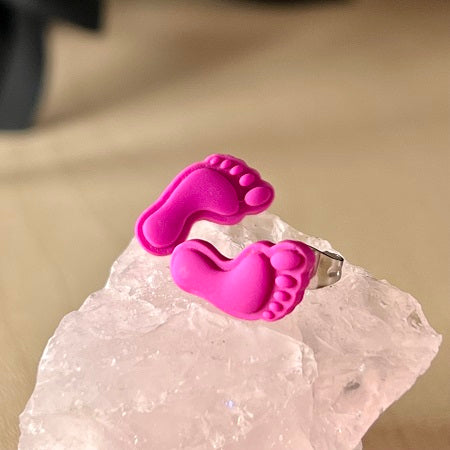 stud-earrings-footprints