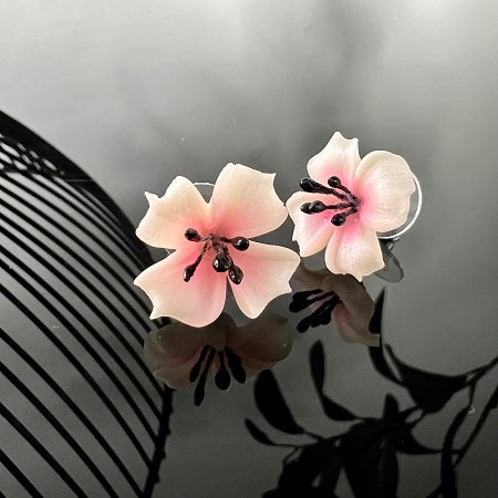 stud earrings white flower pink